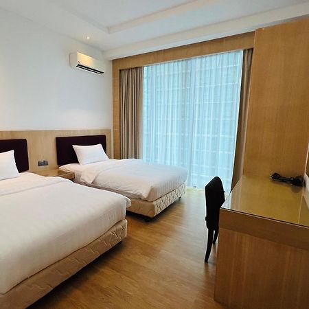 Imperial Grand Suite Apartment Kuching Bagian luar foto