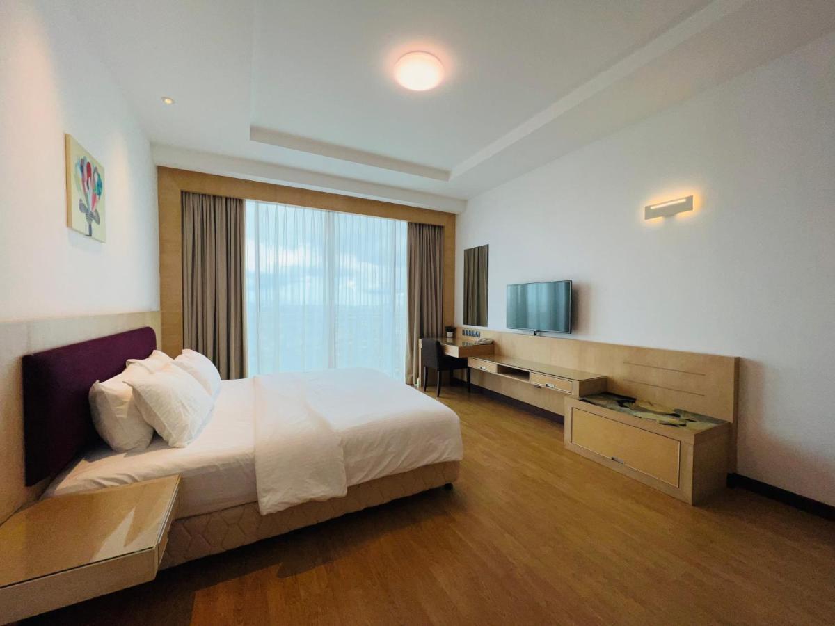 Imperial Grand Suite Apartment Kuching Bagian luar foto
