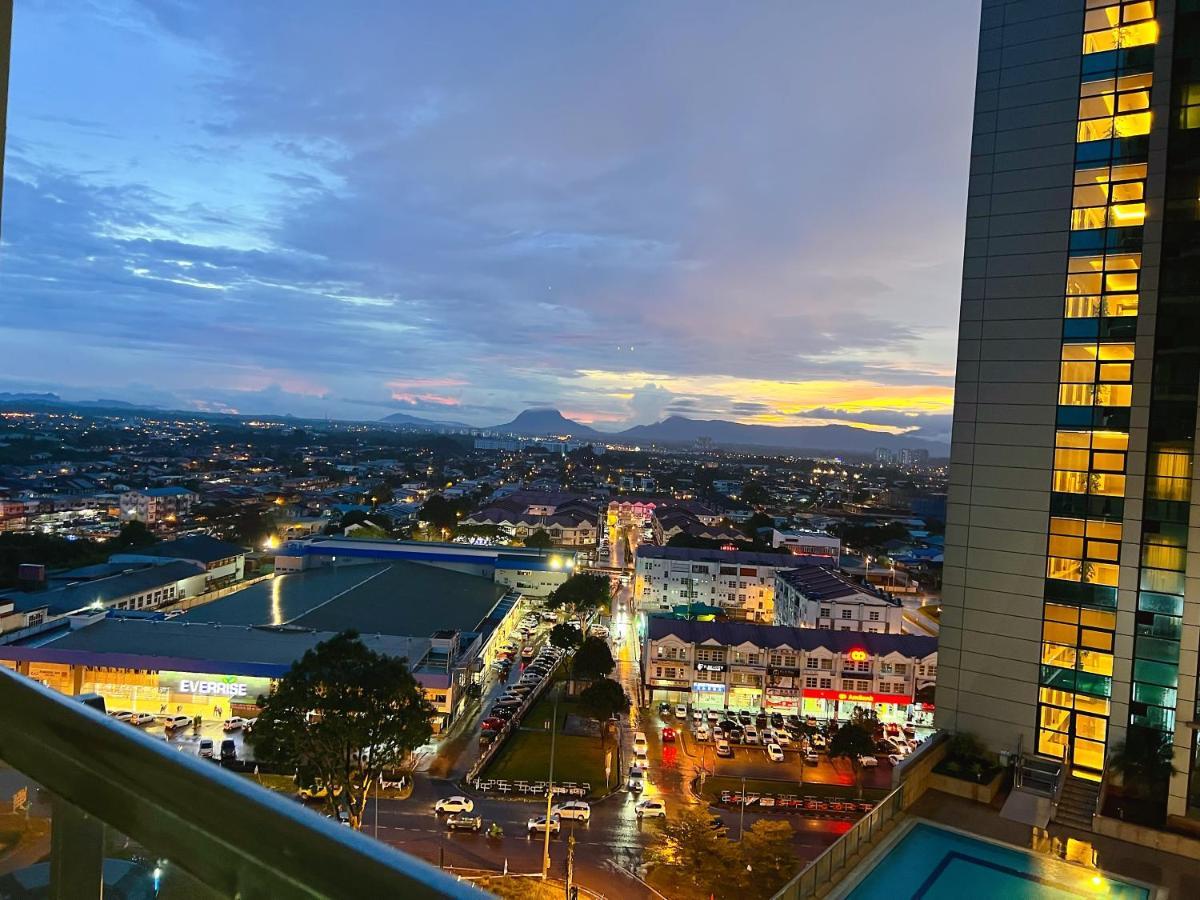 Imperial Grand Suite Apartment Kuching Bagian luar foto