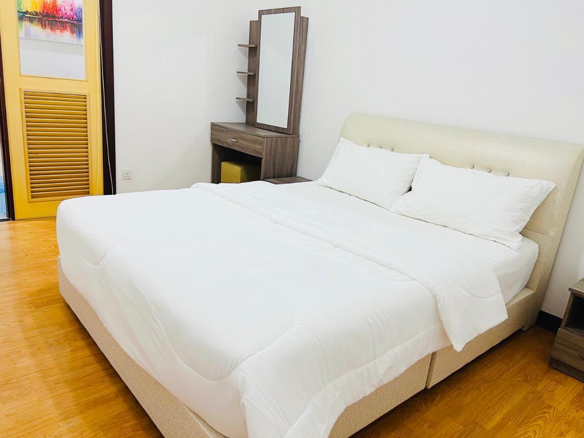 Imperial Grand Suite Apartment Kuching Bagian luar foto