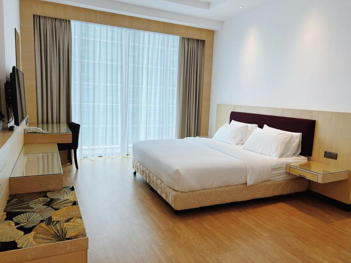 Imperial Grand Suite Apartment Kuching Bagian luar foto