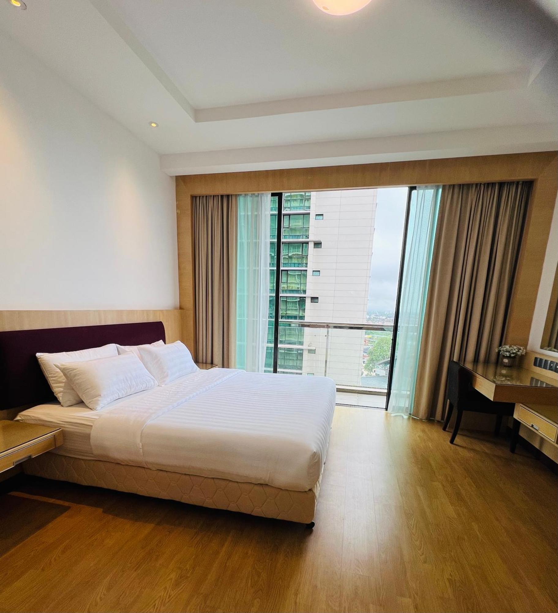 Imperial Grand Suite Apartment Kuching Bagian luar foto